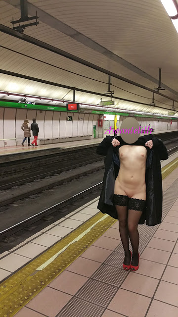 Amantelilli entièrement nue dans le métro de Barcelone 